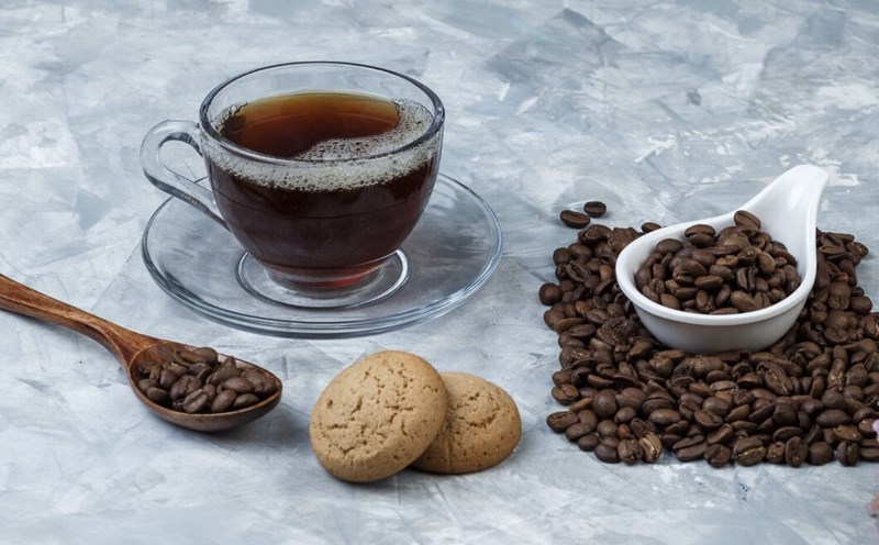 Drinking coffee on an empty stomach increases stomach acid and absorbs caffeine faster. Photo: Thuy Duong