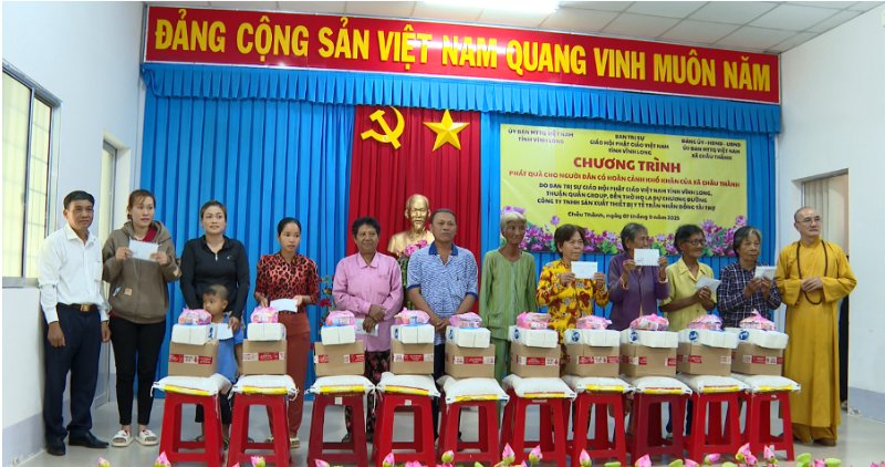 베트남 조국전선 위원회는 베트남 불교 교회 운영위원회와 협력하여 지역의 어려운 가구에 전달된 400개의 선물을 전달했습니다. 사진: 호앙록