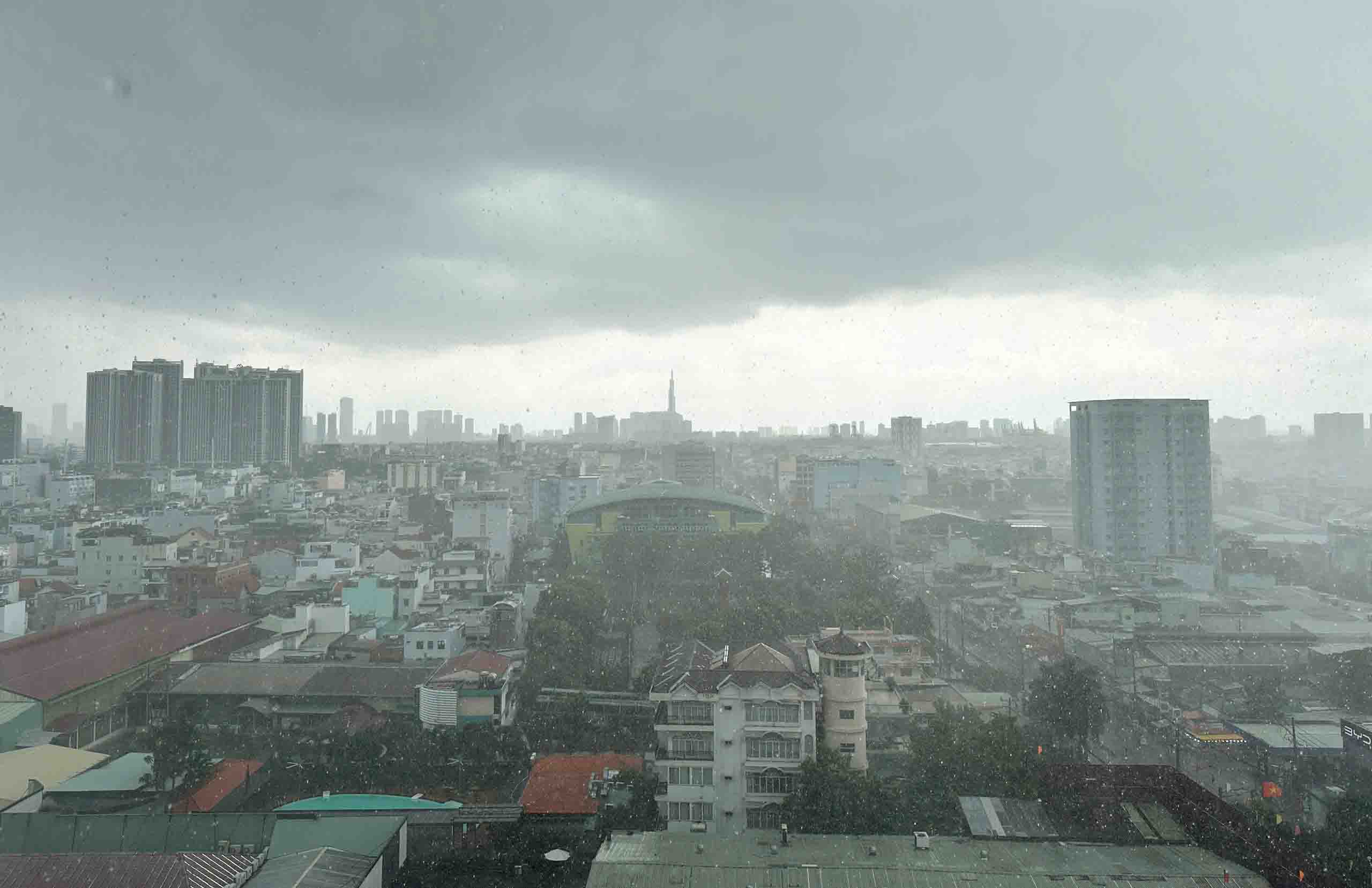Black clouds are causing rain in the Ho Chi Minh City area. Photo: Minh Tam