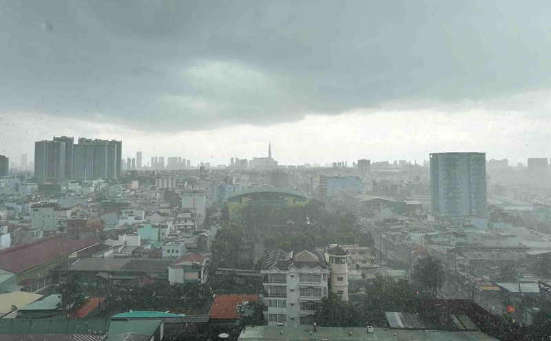Black clouds are causing rain in the Ho Chi Minh City area. Photo: Minh Tam