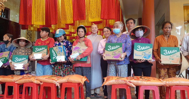 monk Thich Nu Duc Quang and Buddhists and benefactors presented gifts and scholarships to the poor and studious students in Tra On commune, Vinh Xuan (Vinh Long). Photo: Hoang Loc