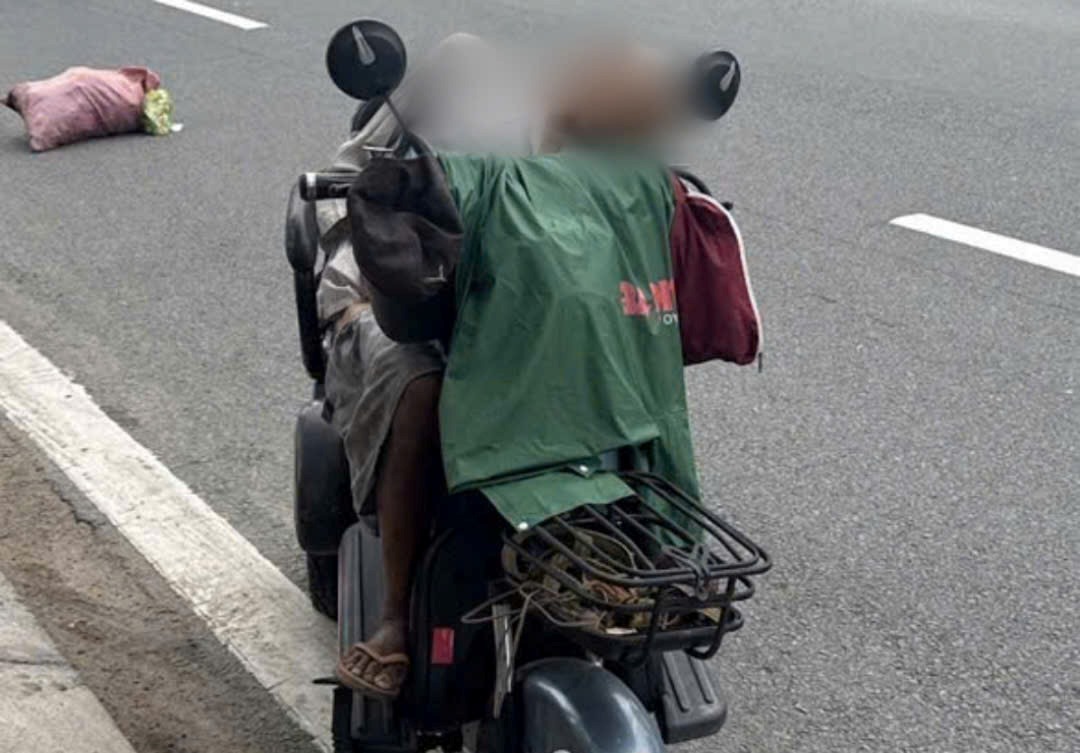 Scene de l'homme vendant des billets de loterie decede rue Pham Van Dong a Ho Chi Minh-Ville. Photo : Dong Hoang