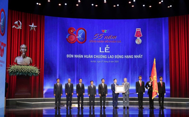 General Secretary To Lam presented the First Class Labor Medal to Vietnam Television. Photo: Phuong Lien