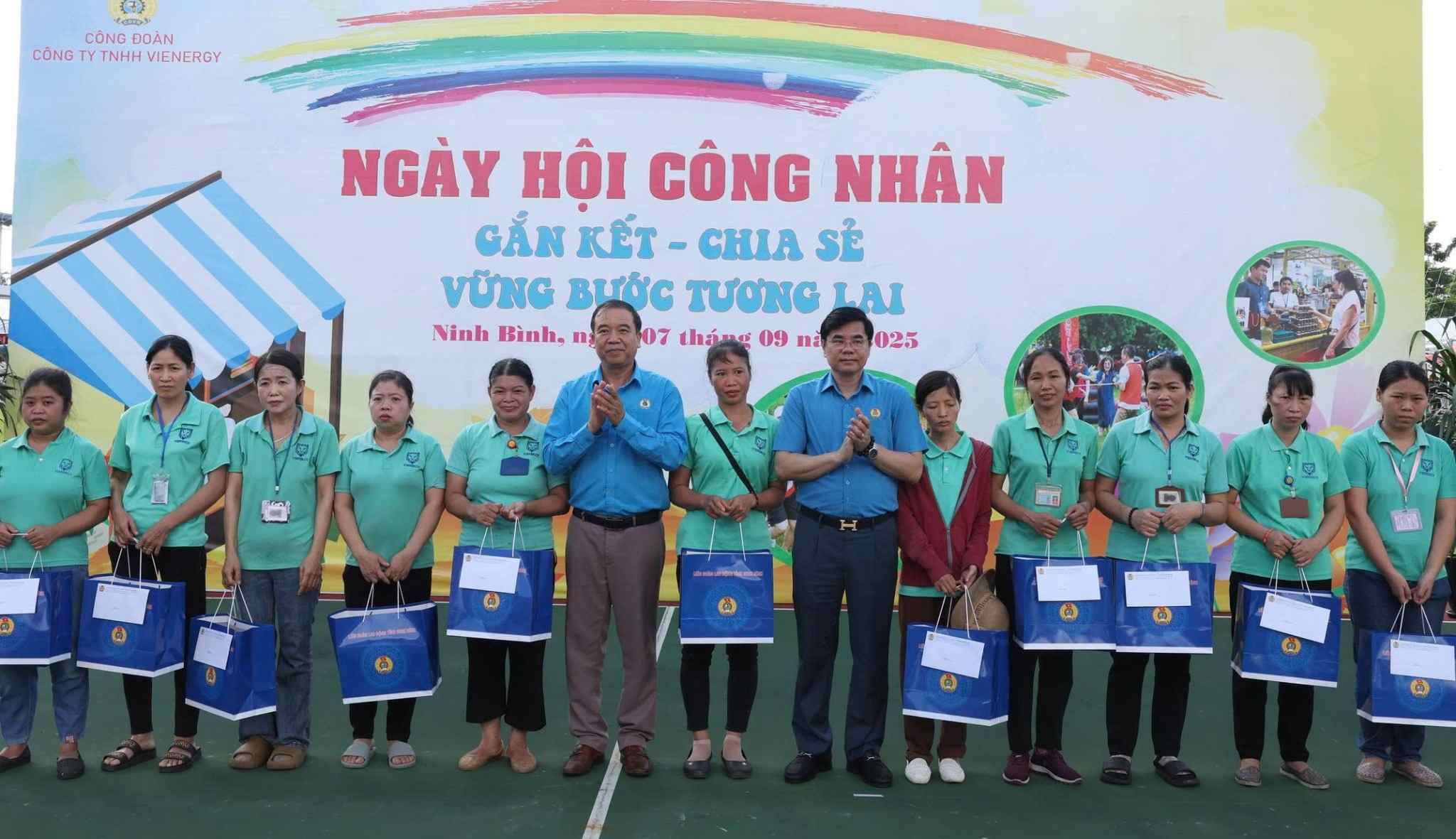 Dai dien lanh dao LDLD tinh Ninh Binh tang qua cho doan vien, CNLD co hoan canh kho khan. Anh: Dieu Anh