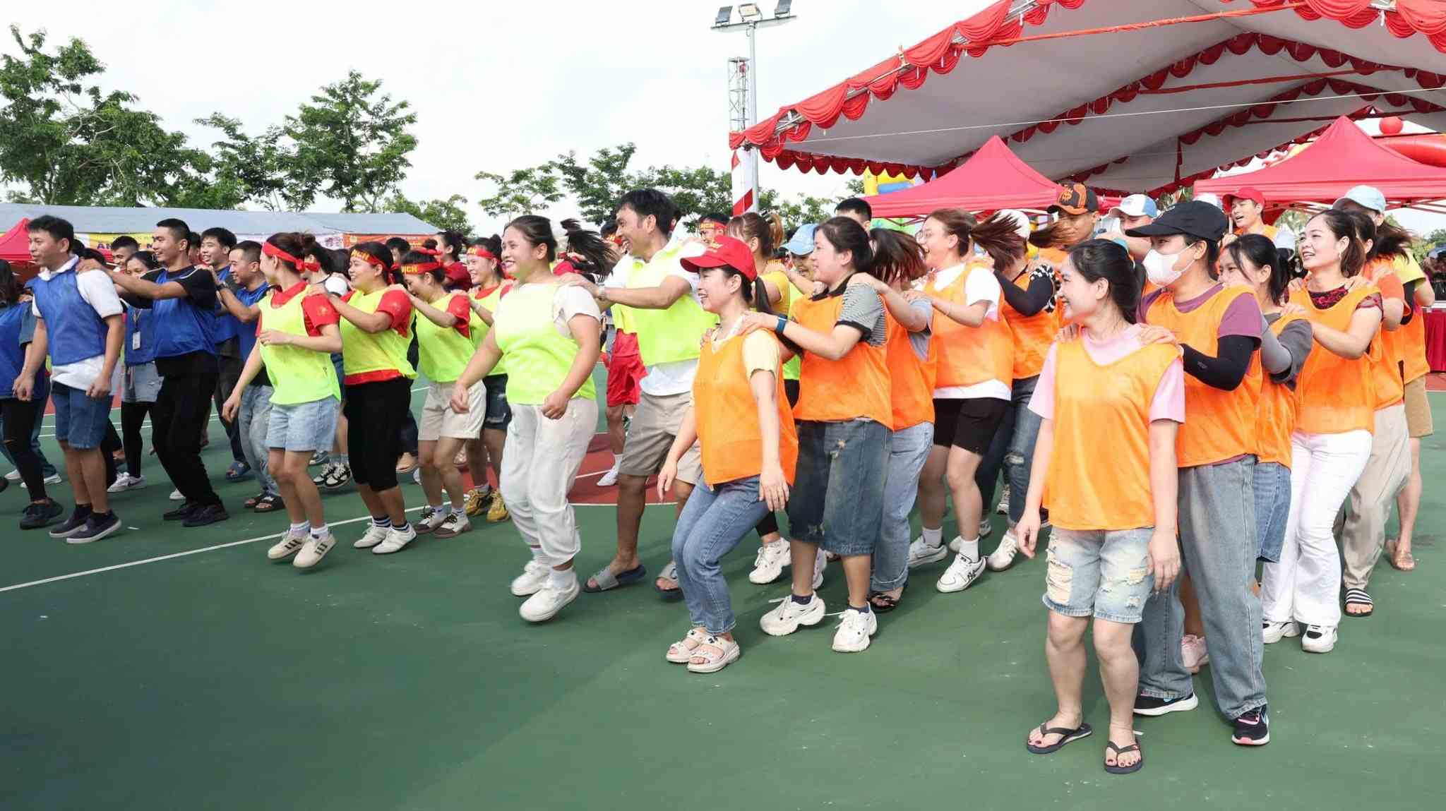 Doan vien, NLD hao hung tham gia cac tro choi, hoat dong the thao. Anh: Dieu Anh