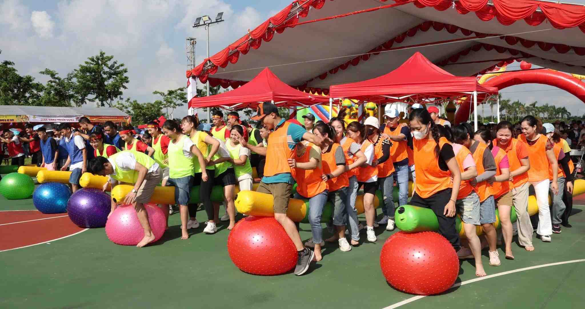 Vienergy 유한회사의 조합원 노동자들이 2025년 노동자의 날 행사에서 놀이 활동에 참여하고 있습니다. 사진: 지에우 안