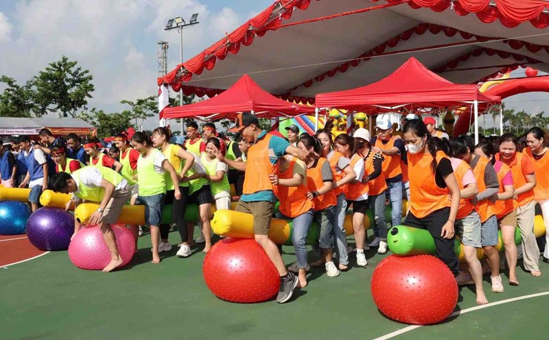 Union members and employees at Vienergy Company Limited participate in recreational activities at the 2025 Workers' Day. Photo: Dieu Anh