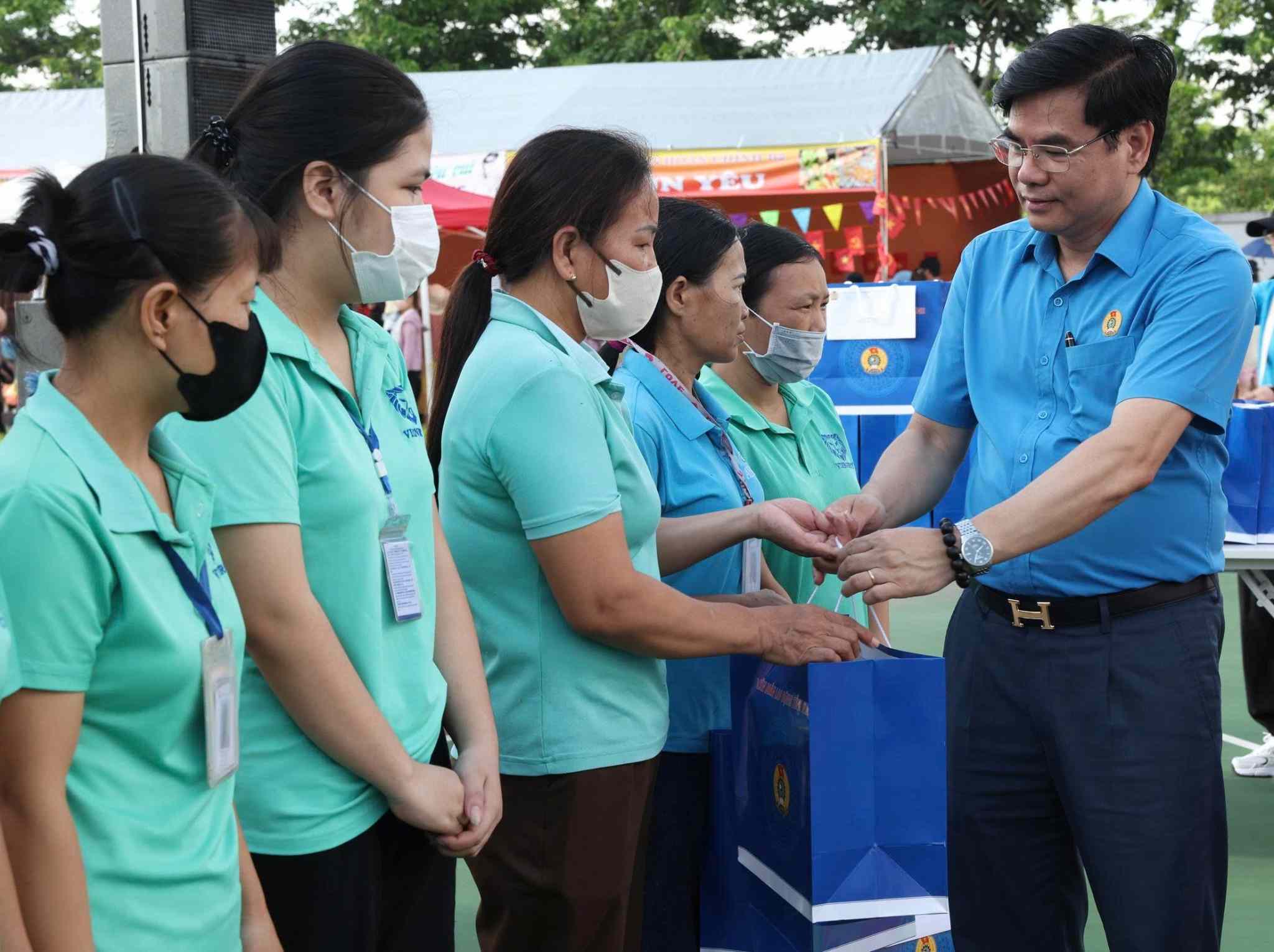 Ong Nguyen Hai Long - Pho chu tich Uy ban MTTQ Viet Nam tinh Ninh Binh, Chu tich LDLD tinh tang qua cho doan vien, CNLD co hoan canh kho khan. Anh: Dieu Anh