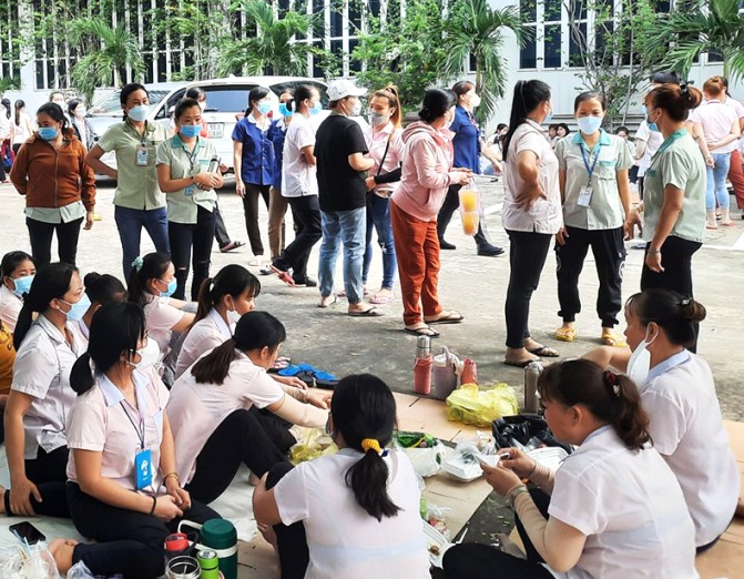 Selon le reglement promulgue par le Comite populaire de Ho Chi Minh-Ville les representants des dirigeants syndicaux des communes des quartiers et des zones speciales de Con Dao sont membres du groupe de travail pour resoudre initialement les litiges collectifs de travail non conformes a la loi. Photo : Duc Long