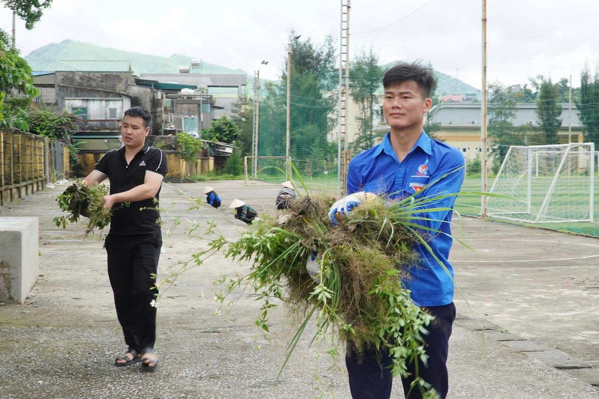 축구장 부지를 청소하는 데 참여하는 노동자. 사진: Khe Cham 탄광 회사