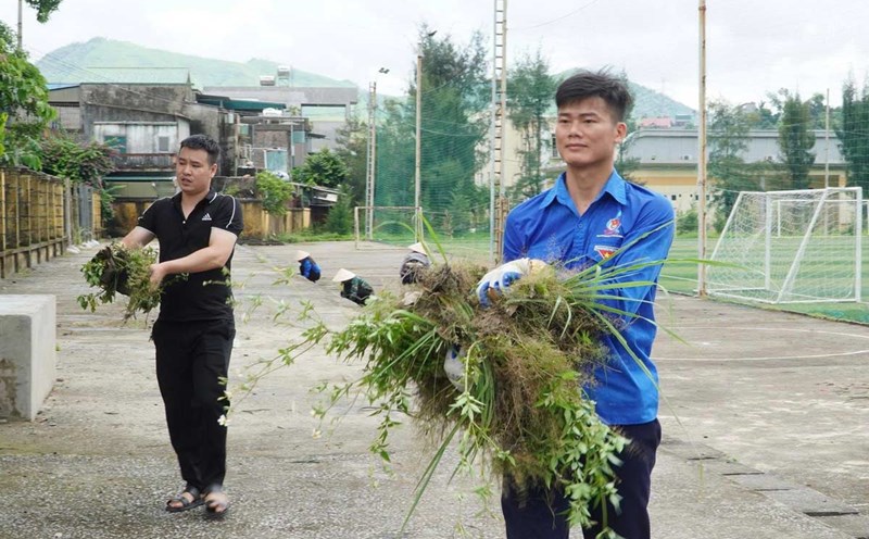 Workers and laborers participate in cleaning the premises and soccer fields. Photo: Khe Cham Coal Company