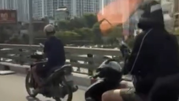 ハノイで携帯電話を使用したバイクを運転する若者が交通警察署長に撮影されました。写真:クリップから切り取る