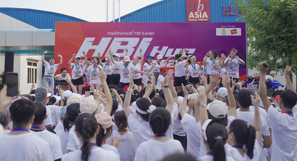 Cung voi do, doan vien, cong nhan lao dong con duoc tung bung trong chuong trinh am nhac soi dong, khep lai mot ngay vui choi, nap lai nang luong de san sang cho cong viec. 