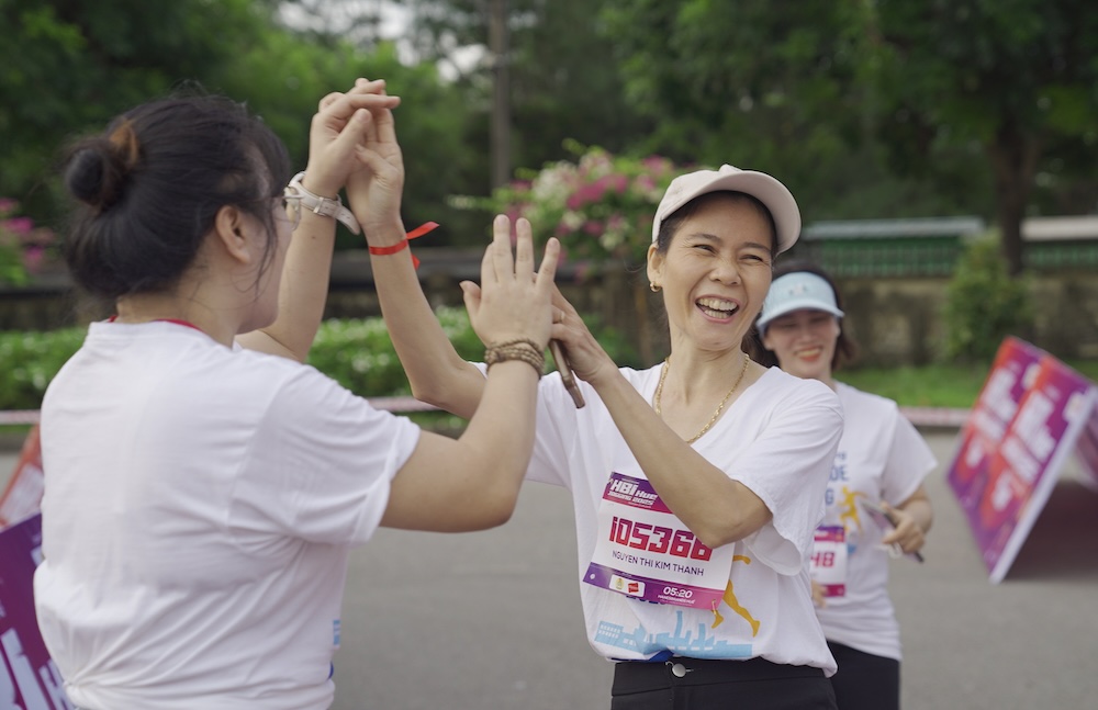 Doan vien, nguoi lao dong hao hung buoc vao duong dua voi tinh than the thao cao nhat. 