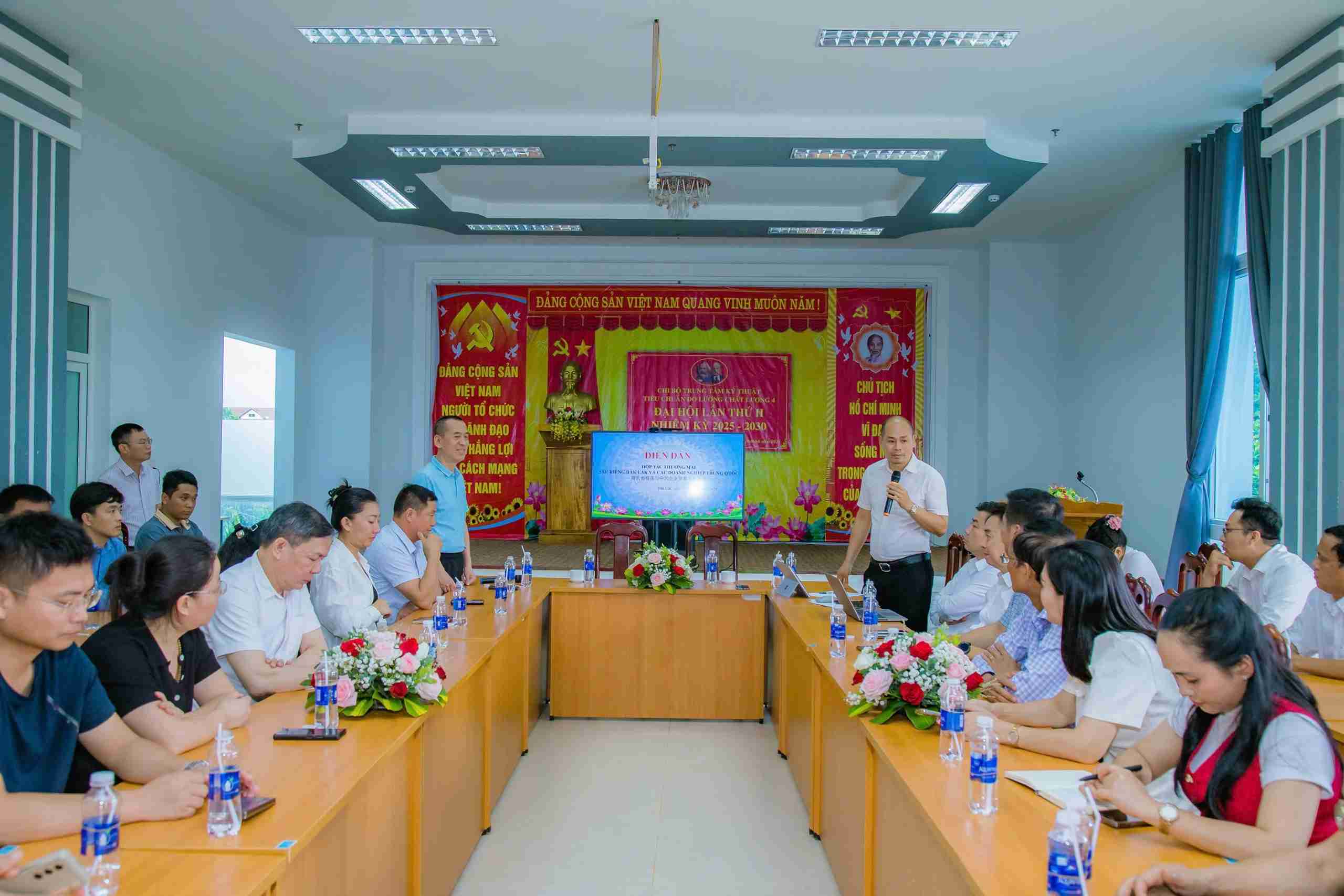 Quang canh dien dan. Anh: Cong Nam