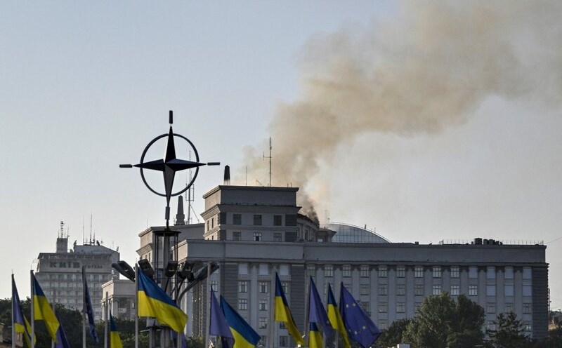 Smoke rises from the Ukrainian government building in Kiev after Russia's airstrike on September 7. Photo: AFP