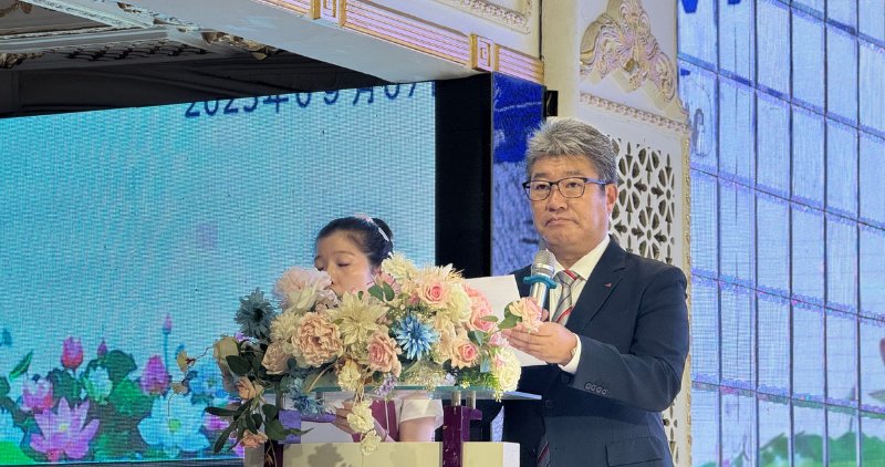 Ong NoGi HiroShi – Tong Giam doc Cong ty TNHH Yazaki EDS Viet Nam Tra Vinh phat bieu tai le tuyen duong nhan vien tham nien 10 nam. Anh: Hoang Loc