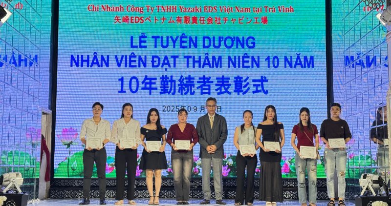 짜빈성 야자키 EDS 베트남 유한회사 지점 직원이 10년 근속 포상을 받았습니다. 사진: 호앙록