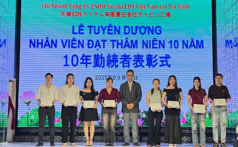 Employees of Yazaki EDS Vietnam Co., Ltd. Branch in Tra Vinh received a 10-year seniority award. Photo: Hoang Loc