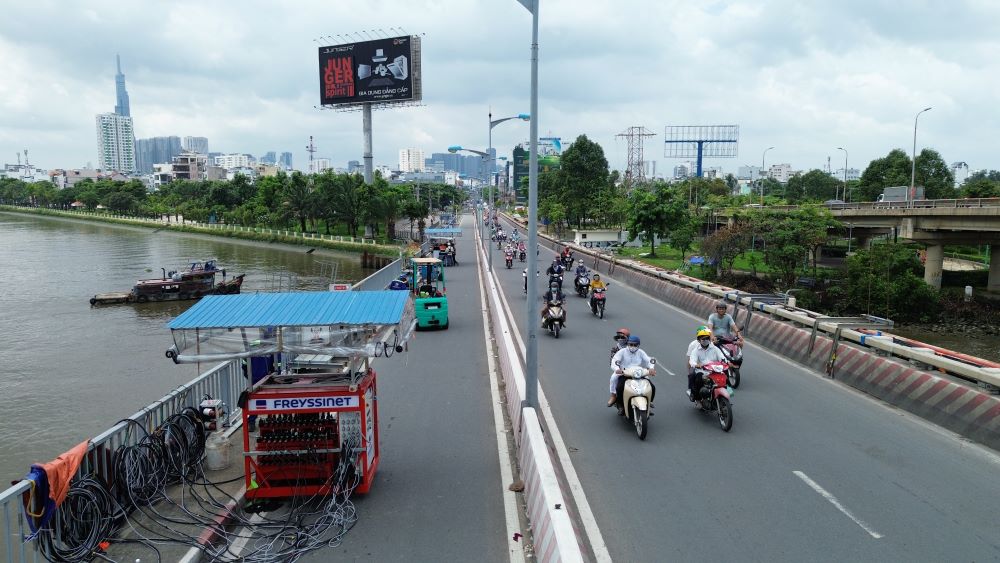  Xe may di chuyen binh thuong qua cau Binh Trieu 1 du cong trinh dang thi cong. Ảnh: Anh Tu