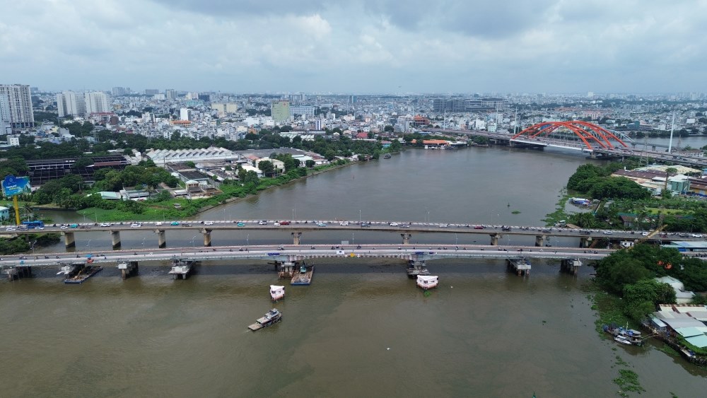  Viec nang tinh khong cau se giup tau thuyen qua lai an toan hon tren song Sai Gon. Ảnh: Anh Tu