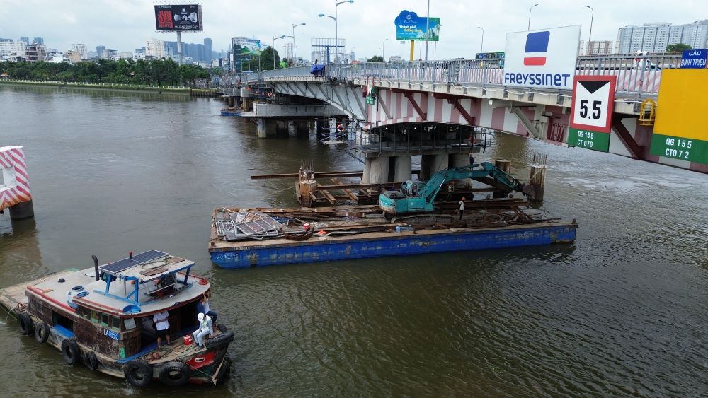 Toan canh cong truong thi cong cau Binh Trieu 1. Ảnh: Anh Tu