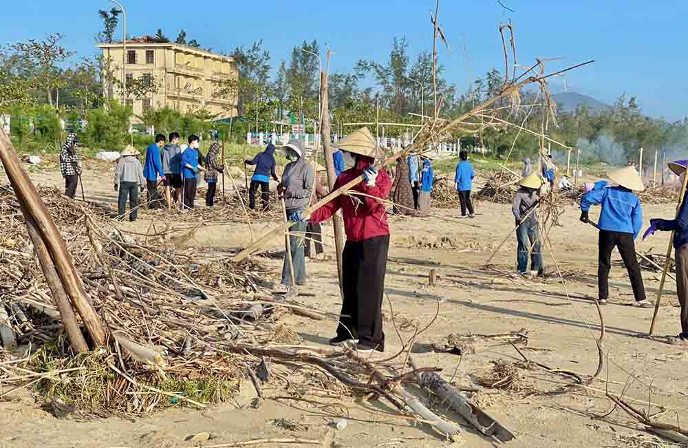 A large number of people participate in collecting garbage at the beach of Thach Khe commune, Ha Tinh province. Photo: Ha Thach.