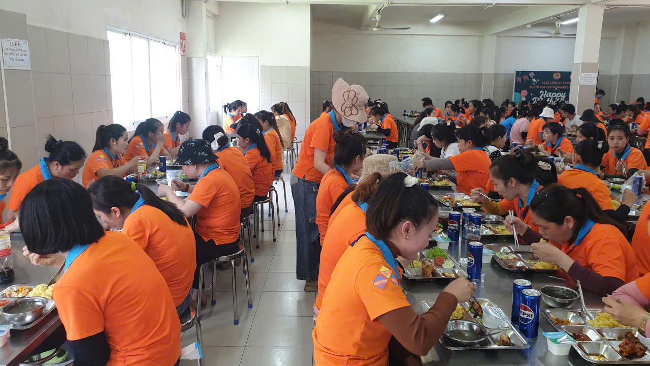 노동조합 식사는 Toray Internationnal Vietnam Co. Ltd. - Quang Ngai 지점 및 South Sea Leatherwares Vietnam Co. Ltd.에서 개최됩니다. 사진: Quang Nguyen