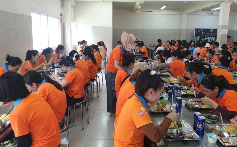 The Union Meal was held at Toray Internationnal Vietnam Co., Ltd. - Quang Ngai Branch & South Sea Leatherwares Vietnam Co., Ltd. Photo: Quang Nguyen