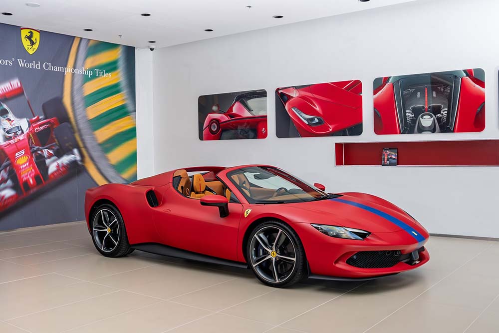 Le convertible Ferrari 296 GTS avec la personnalisation unique peinte en rouge Rosso F1-75 vient d'apparaître au Vietnam. Photo: Huynh Trinh