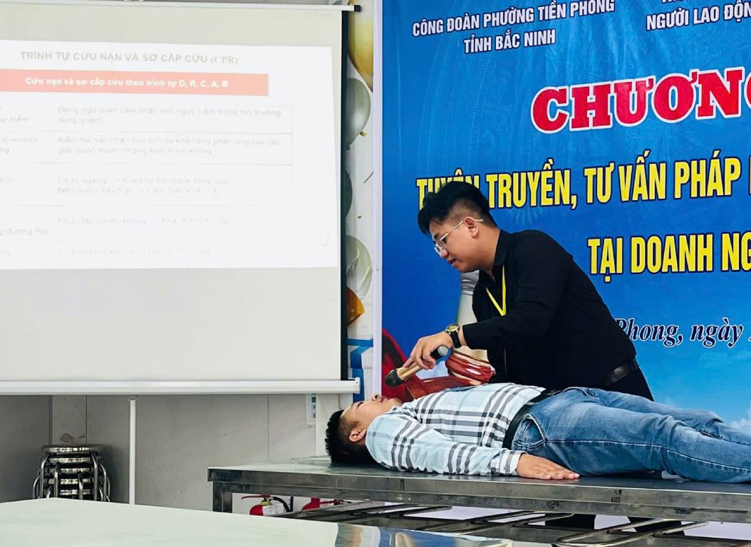 법률 자문 및 안전 기술 회의에서 산업 재해 발생 시 응급 처치 방법 안내. 사진: Bich Lien