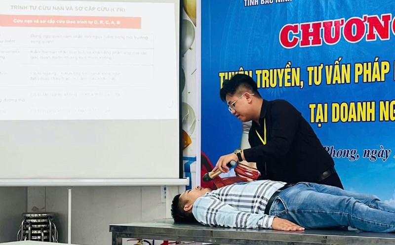 Instructions on first aid in case of work-related accidents at the legal consultation and safety skills conference. Photo: Bich Lien