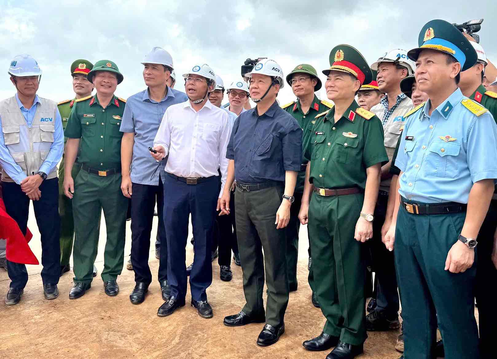 Pho Thu tuong Chinh phu Tran Hong Ha kiem tra tien do du an san bay Long Thanh, tang qua dong vien can bo, ky su, cong nhan, nguoi lao dong dang thi cong tai du an. Anh: HAC