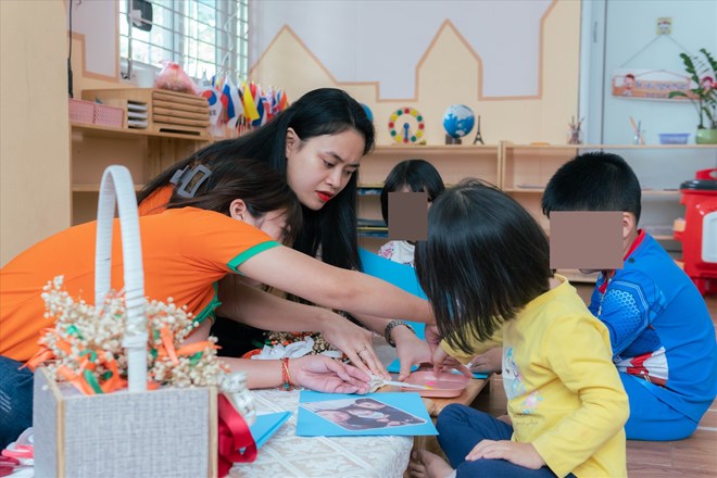 어려운 지역의 교사는 직업 우대 수당을 최고 수준인 100%까지 인상받습니다. 사진: Thanh Phuong