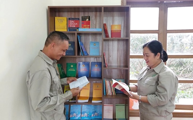 Workers read at the Bookcase organized by the Union. Photo: Ngoc Anh