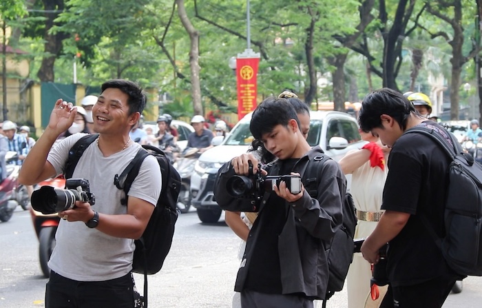 Hanoians excitedly check-in for autumn on Phan Dinh Phung Street. Photo: Nguyen Linh