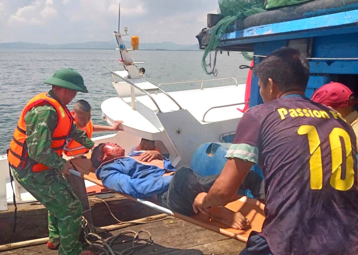 Ngư dân Đặng Văn Nhung được Bộ đội Biên phòng Diễn Thành (Nghệ An) đưa lên ca nô để đưa vào bờ. Ảnh: Hải Thượng