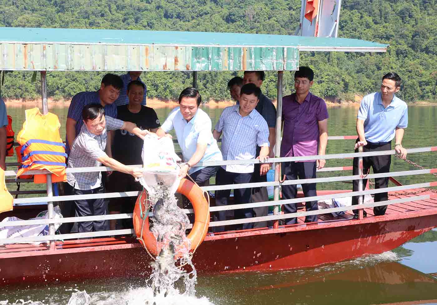 Le vice-president du Comite populaire provincial de Bac Ninh Le Xuan Loi (4e a droite) relache des poissons au lac Cam Son. Photo : Linh Ngoc