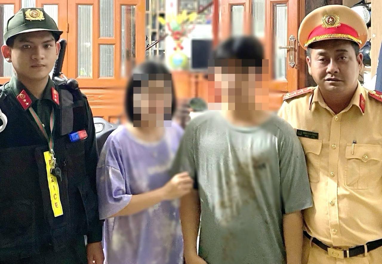The case of jumping off An Hao bridge was rescued by the authorities and brought to the shore and handed over to the family. Photo: Traffic Police Department of Dong Nai Province Police