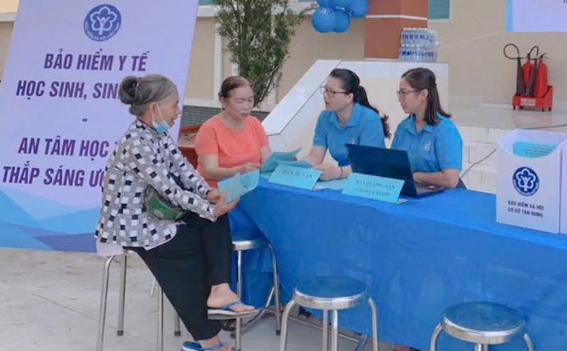 Tan Hung Social Insurance staff are promoting health insurance benefits to parents. Photo: Tay Ninh Social Insurance