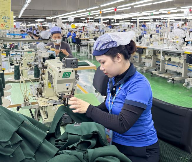 Le president du VGCL a emis un plan pour lancer une emulation de pointe entre les responsables, les membres du syndicat et les travailleurs. Photo: New Apparel Far Eastern Co., Ltd. - Vietnam