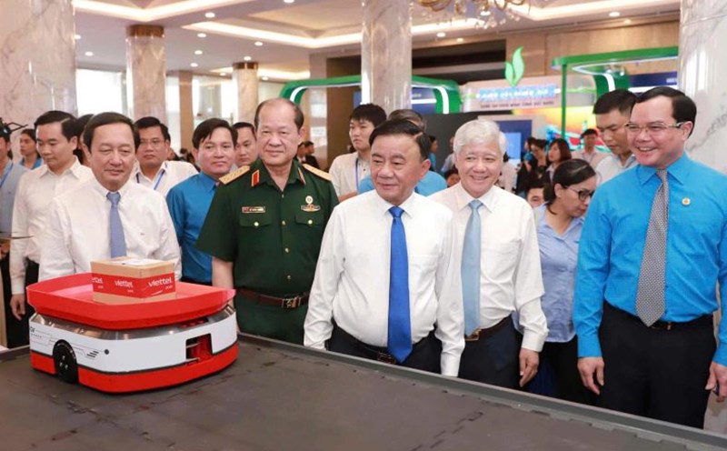 On the afternoon of August 15, Politburo member, Standing member of the Secretariat Tran Cam Tu - Deputy Head of the Central Steering Committee on science - technology development, innovation, digital transformation; Politburo member, Secretary of the Party Central Committee, Chairman of the Central Committee of the Vietnam Fatherland Front Do Van Chien; Party Central Committee member, Vice Chairman of the Central Committee of the Vietnam Fatherland Front, President of the Vietnam General Confederation of Labor Nguyen Dinh Khang visited the exhibition booths at the 2025 Creative Labor Festival. Photo: To The