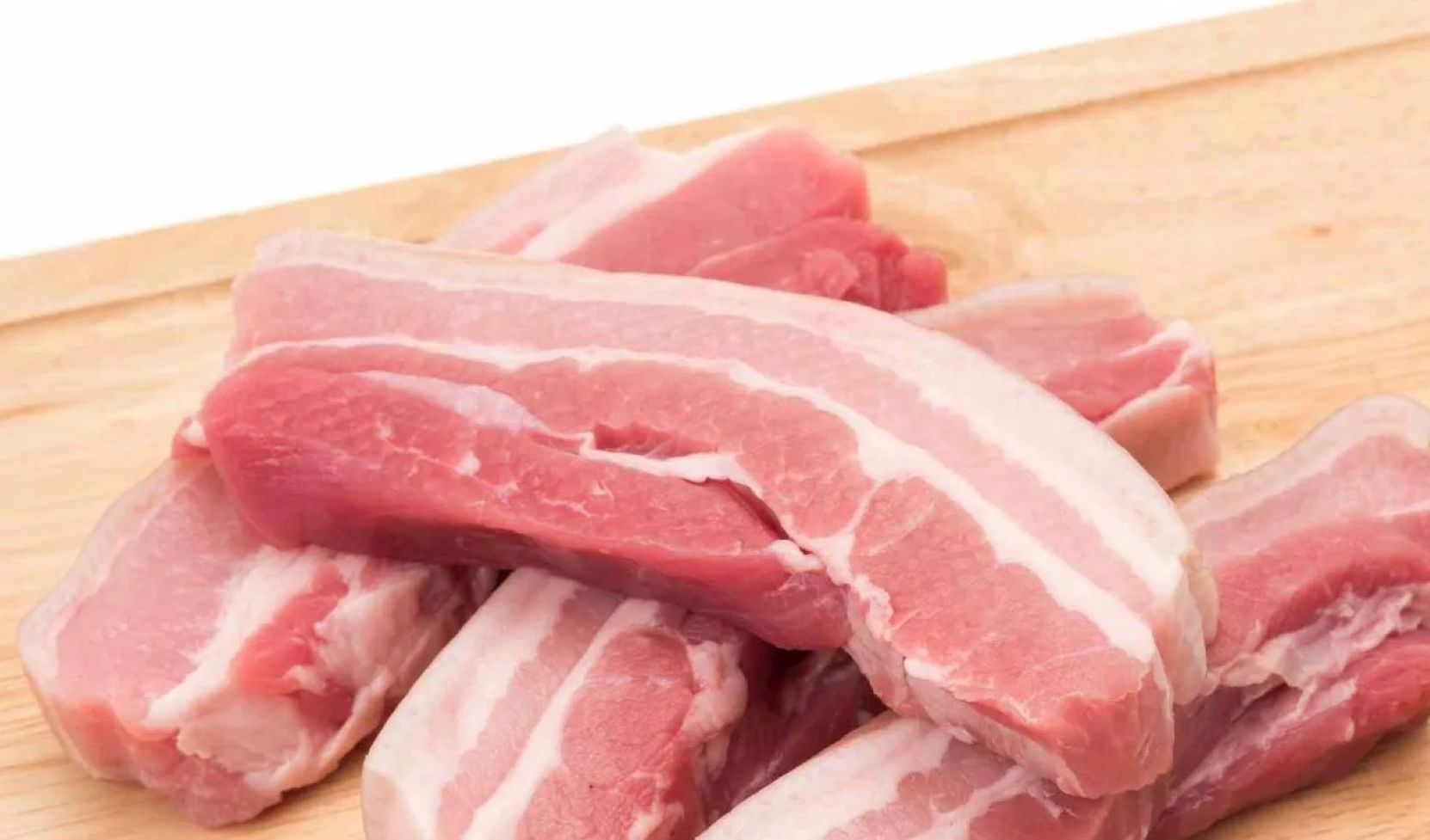 Cut the pork into pieces just enough to serve for a meal before putting it in the refrigerator. Photo: Bich Nhung