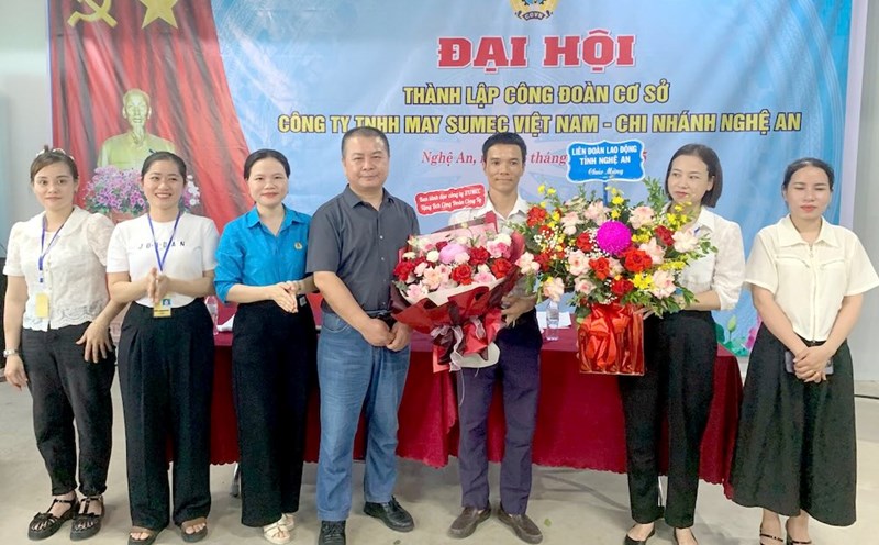 The Trade Union of Sumec Vietnam Garment Company Limited, Nghe An branch was officially established with 133 union members. Photo: Nghe An Trade Union