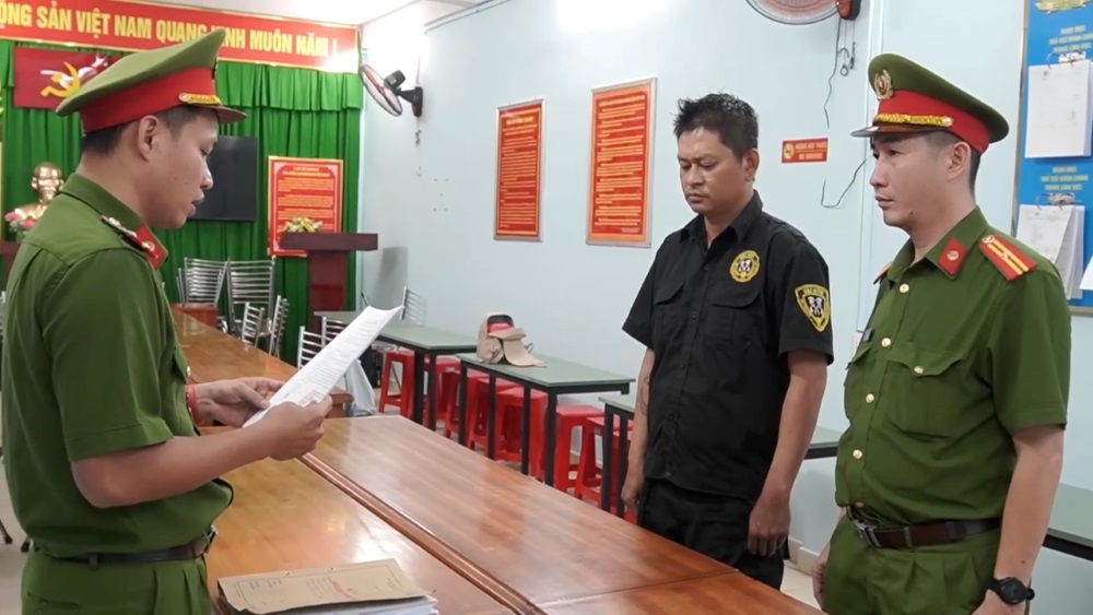 Detaining a man who assaulted another person in the middle of the street in Ho Chi Minh City