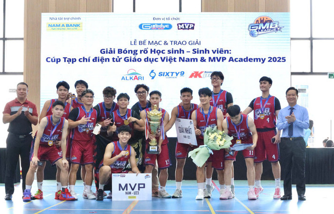 Giai Nhat noi dung U23 nam thuoc ve doi Truong Dai hoc Kinh te - Dai hoc Quoc gia Ha Noi. Anh: BTC