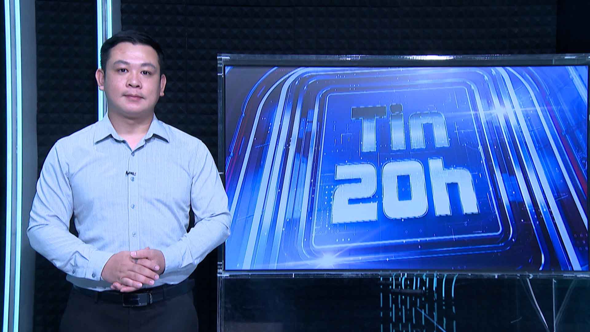 Nouvelles de 20h : La police de la circulation a laisse passer un convoi de camions transportant du sable enorme qui circulait bruyamment de Quang Tri a Hue et a ete traite