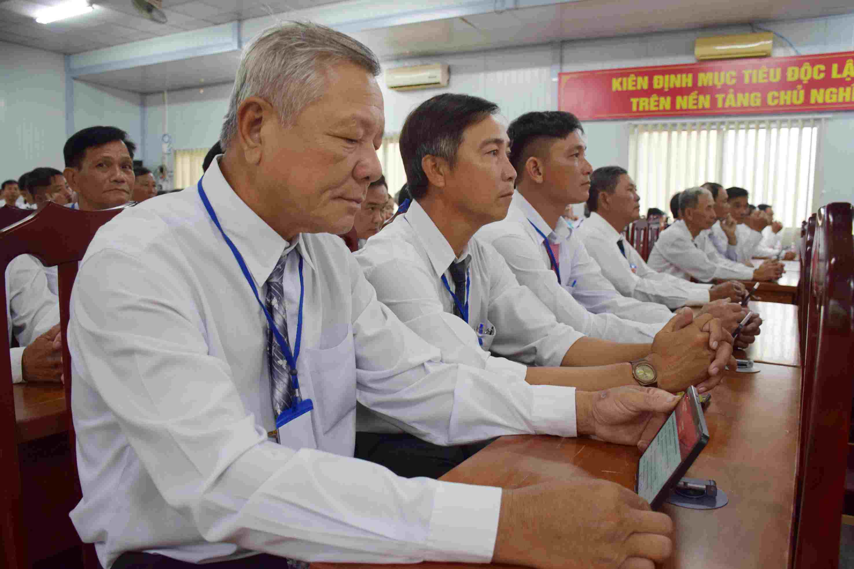 Delegates attending the Party Congress of Ninh Quoi commune, Ca Mau do not use paper documents. Photo: Nhat Ho