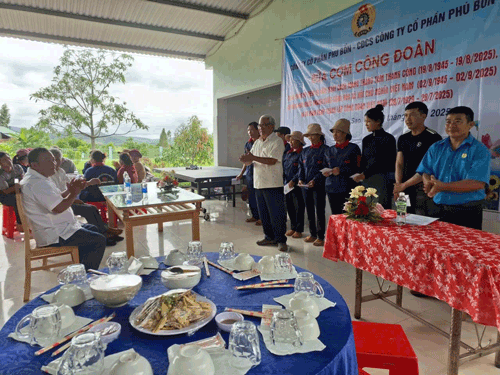 Gia Lai 지방 노동자들이 노동조합 점심 식사로 따뜻한 마음을 나누고 있습니다. 사진: Thanh Tuan