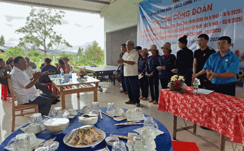 Workers in Gia Lai province warm their hearts with the Trade Union Meal. Photo: Thanh Tuan